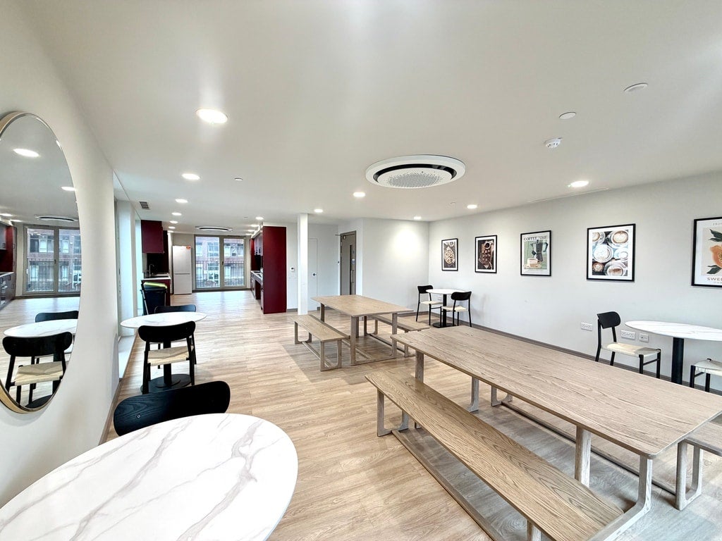 Flat Victoria Road in Greater London