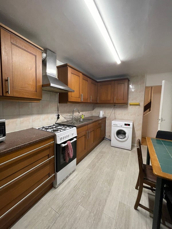 Room Hackney Road in Greater London