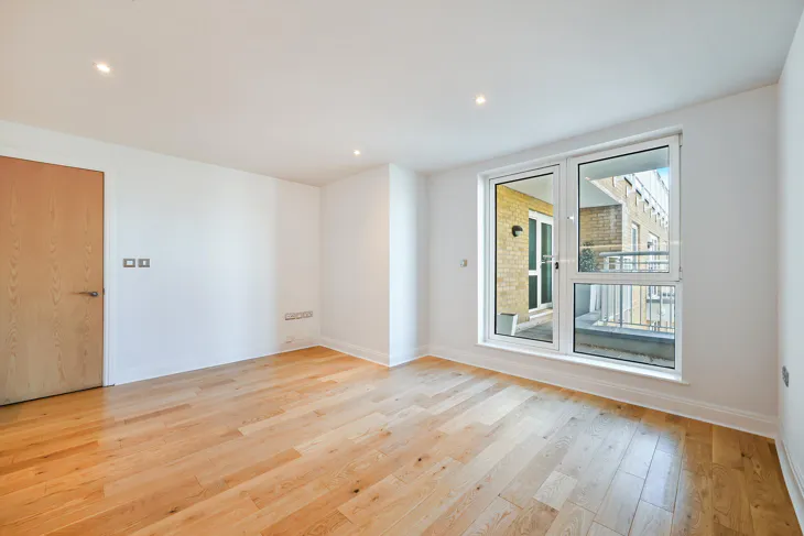 Flat Lombard Road in Greater London