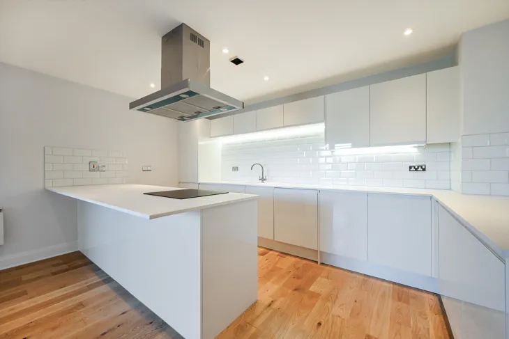 Flat Lombard Road in Greater London