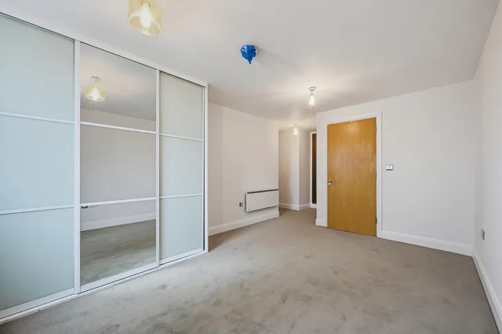 Flat Lombard Road in Greater London