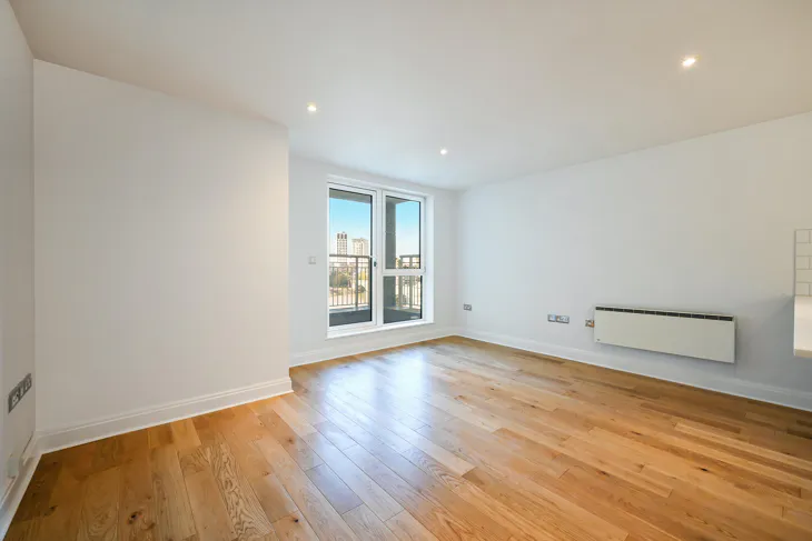 Flat Lombard Road in Greater London