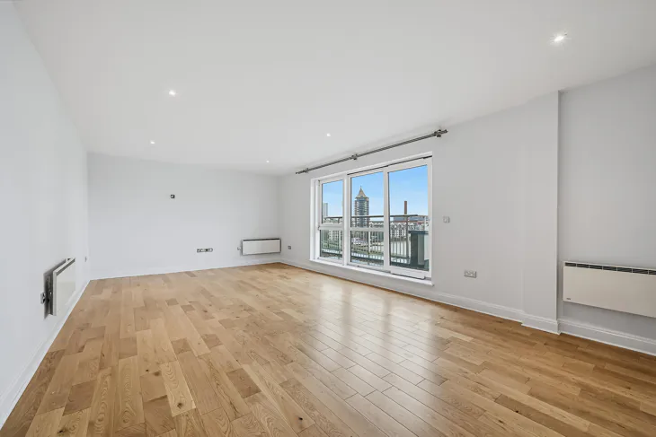 Flat Lombard Road in Greater London