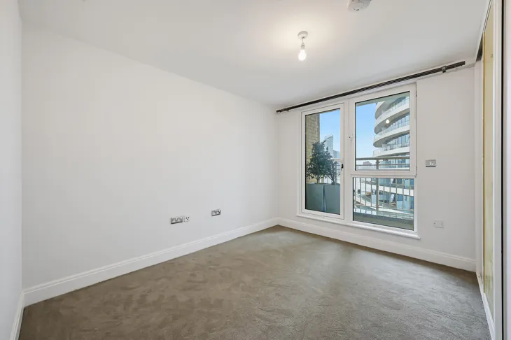 Flat Lombard Road in Greater London