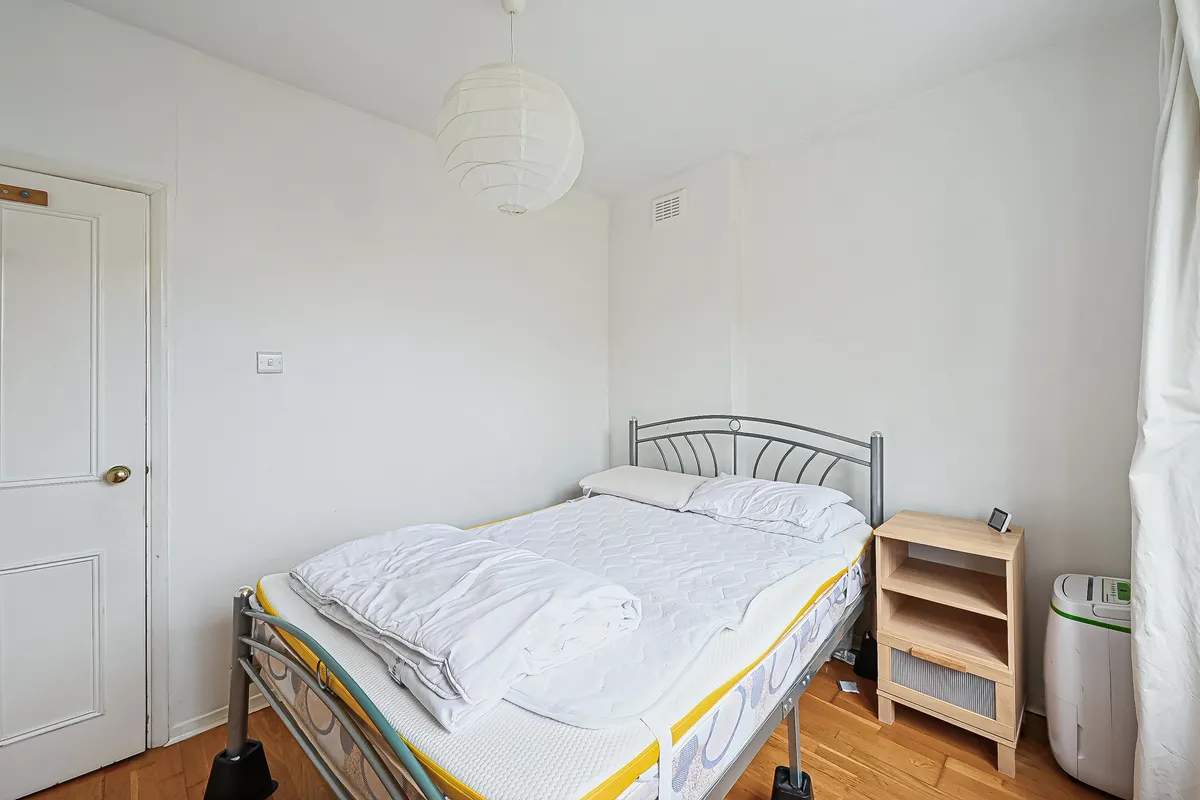 Flat Kingscourt Road in Greater London