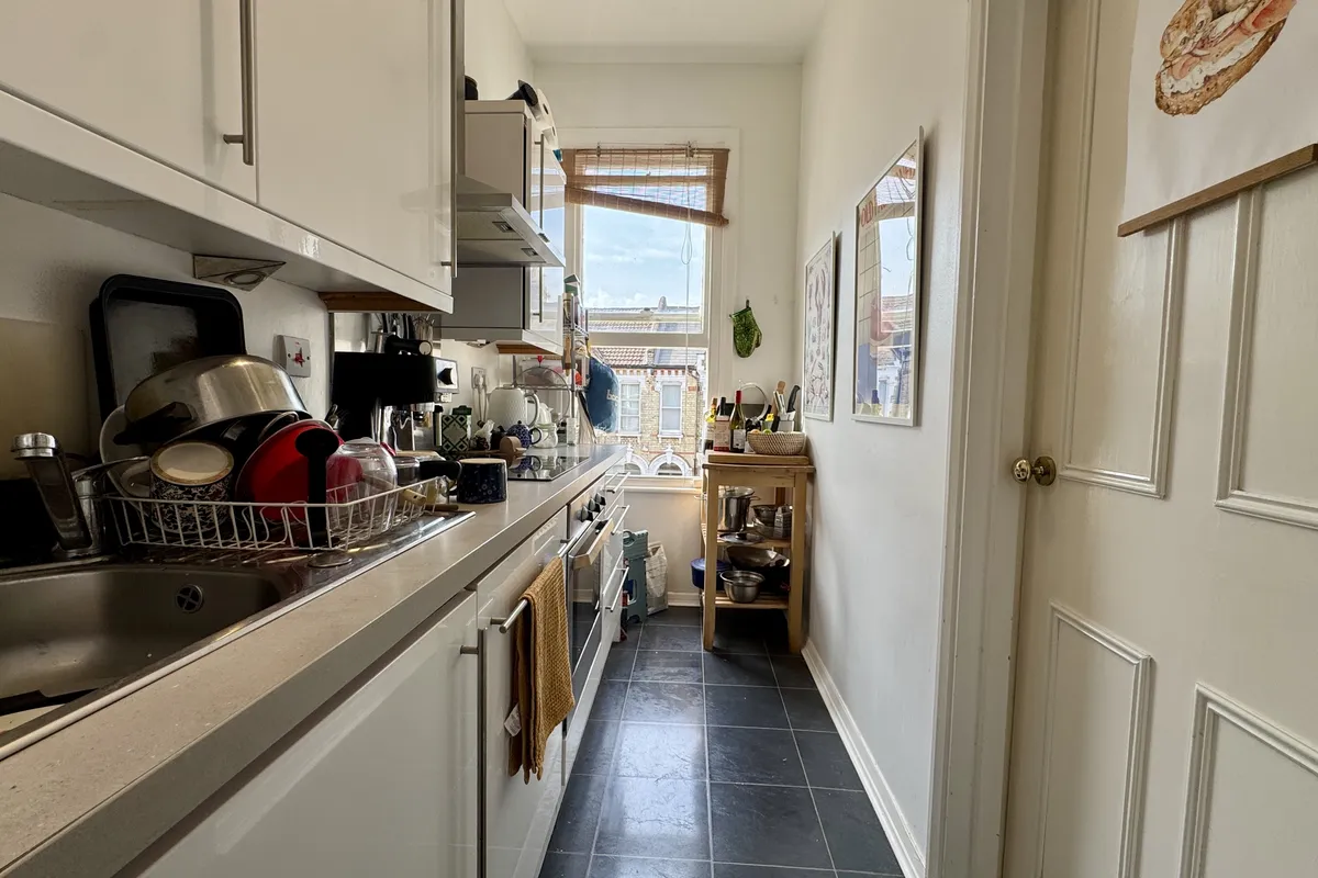 Flat Kingscourt Road in Greater London
