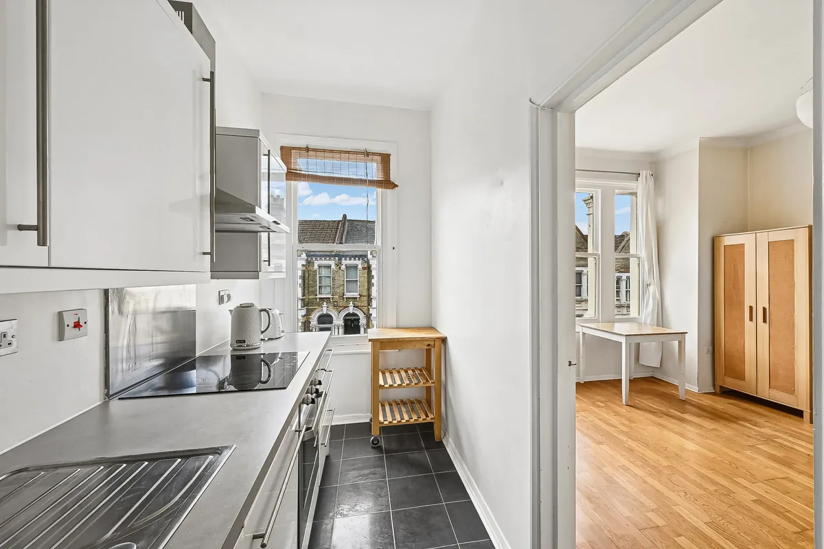 Flat Kingscourt Road in Greater London