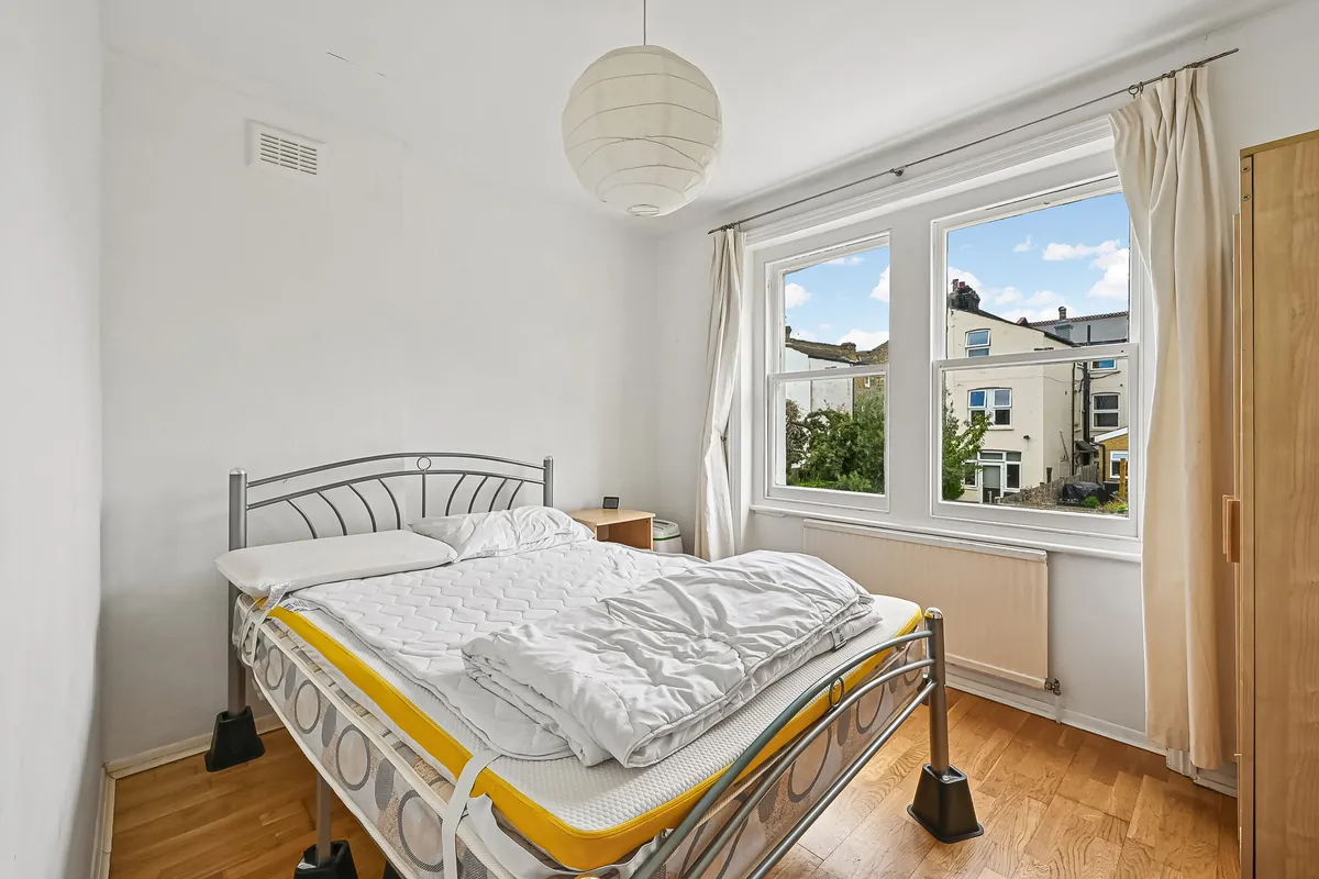 Flat Kingscourt Road in Greater London