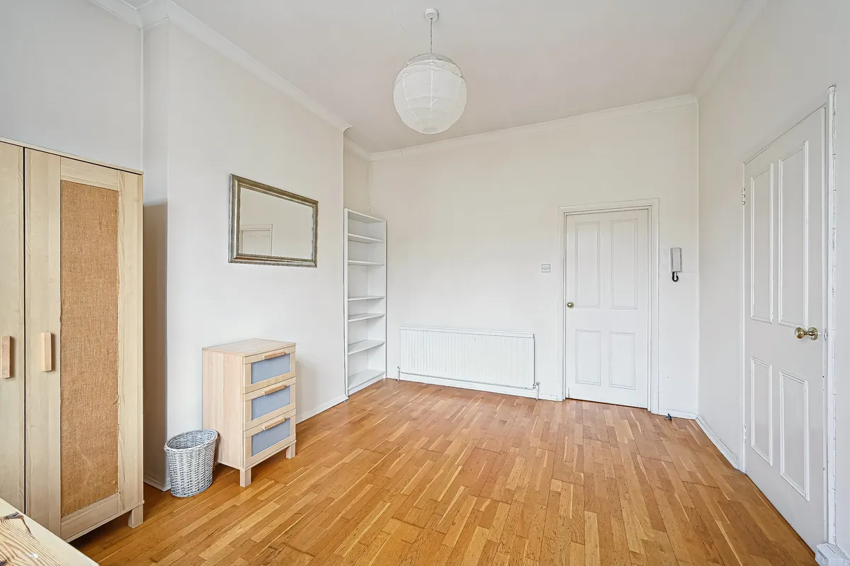 Flat Kingscourt Road in Greater London