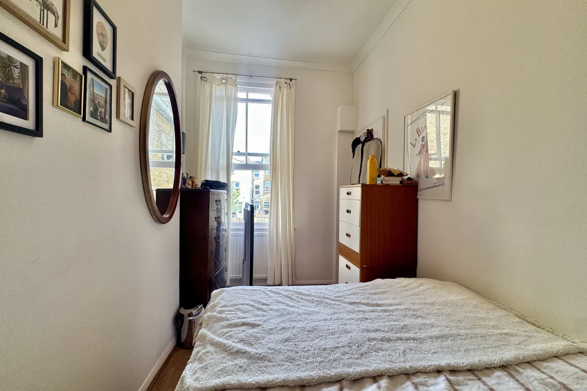 Flat Kingscourt Road in Greater London
