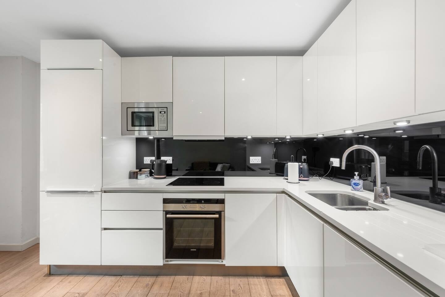 Flat Wharfdale Yard in Greater London