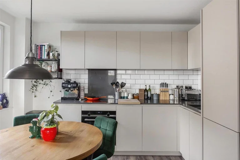 Flat Moulding Lane in Greater London