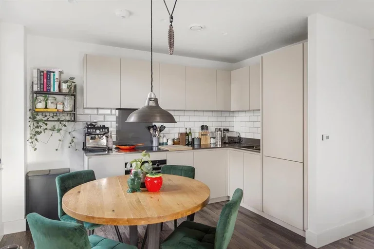 Flat Moulding Lane in Greater London