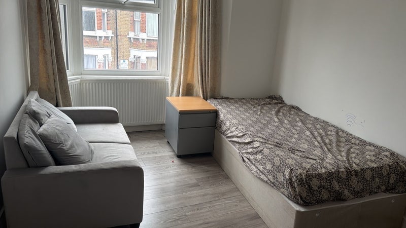 Room Plashet Grove in Greater London