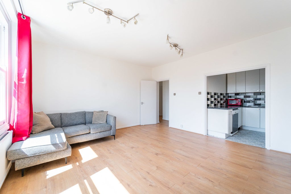 Room Canfield Gardens in Greater London