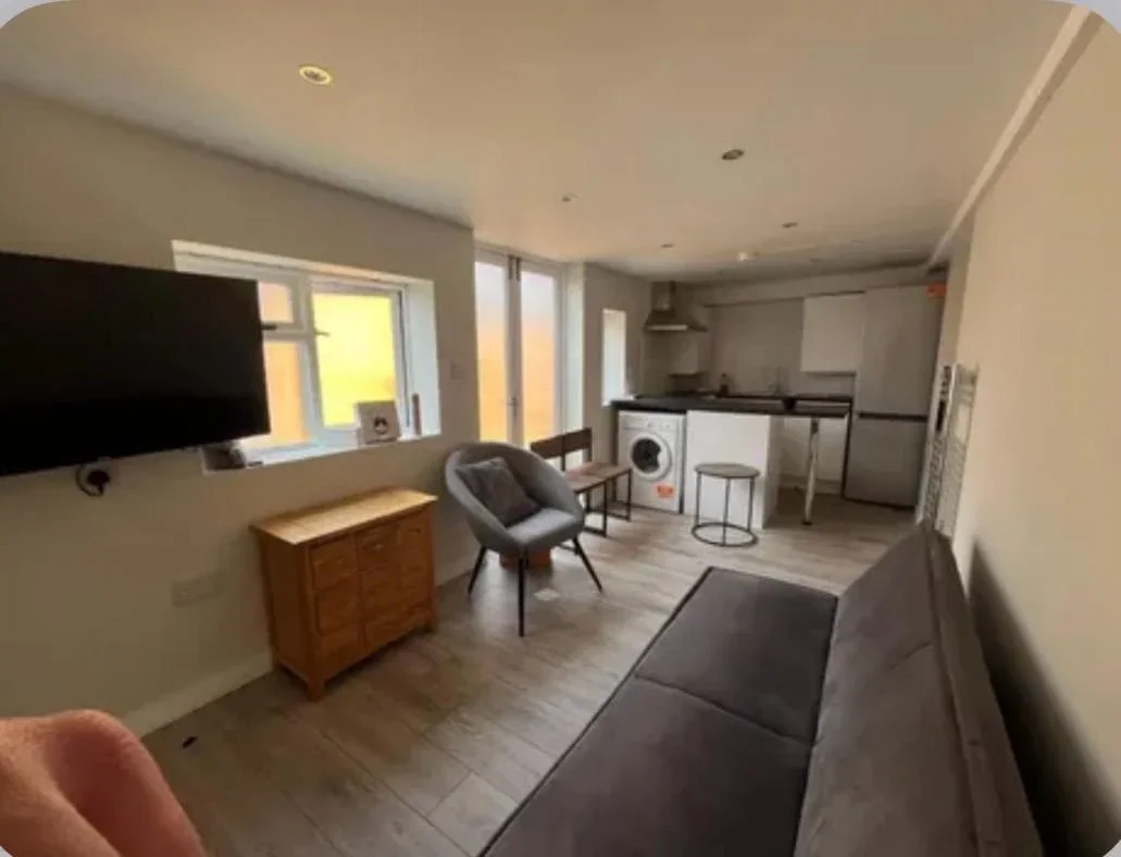 Flat Spinney Gardens in Greater London