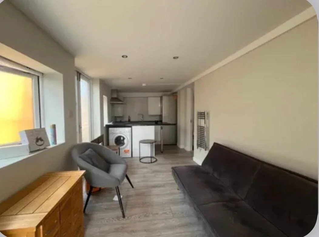 Flat Spinney Gardens in Greater London