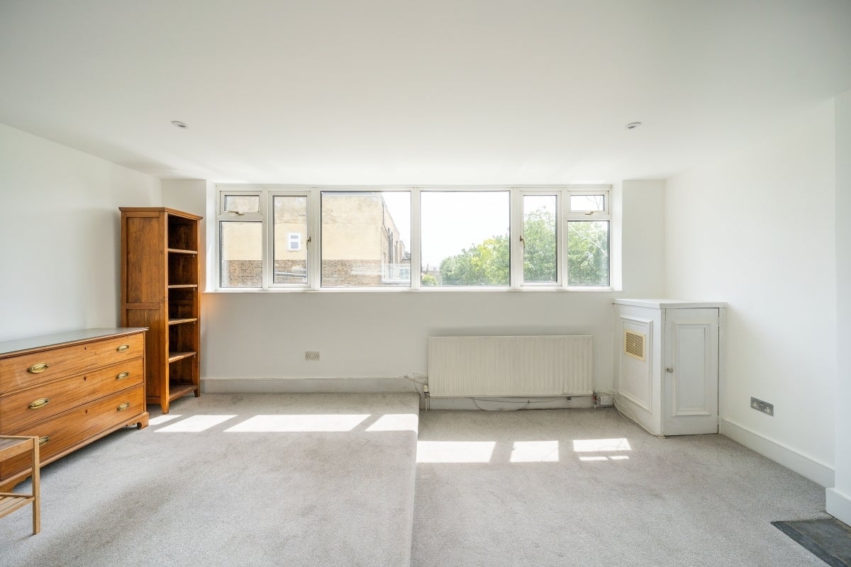 Flat Cologne Road in Greater London