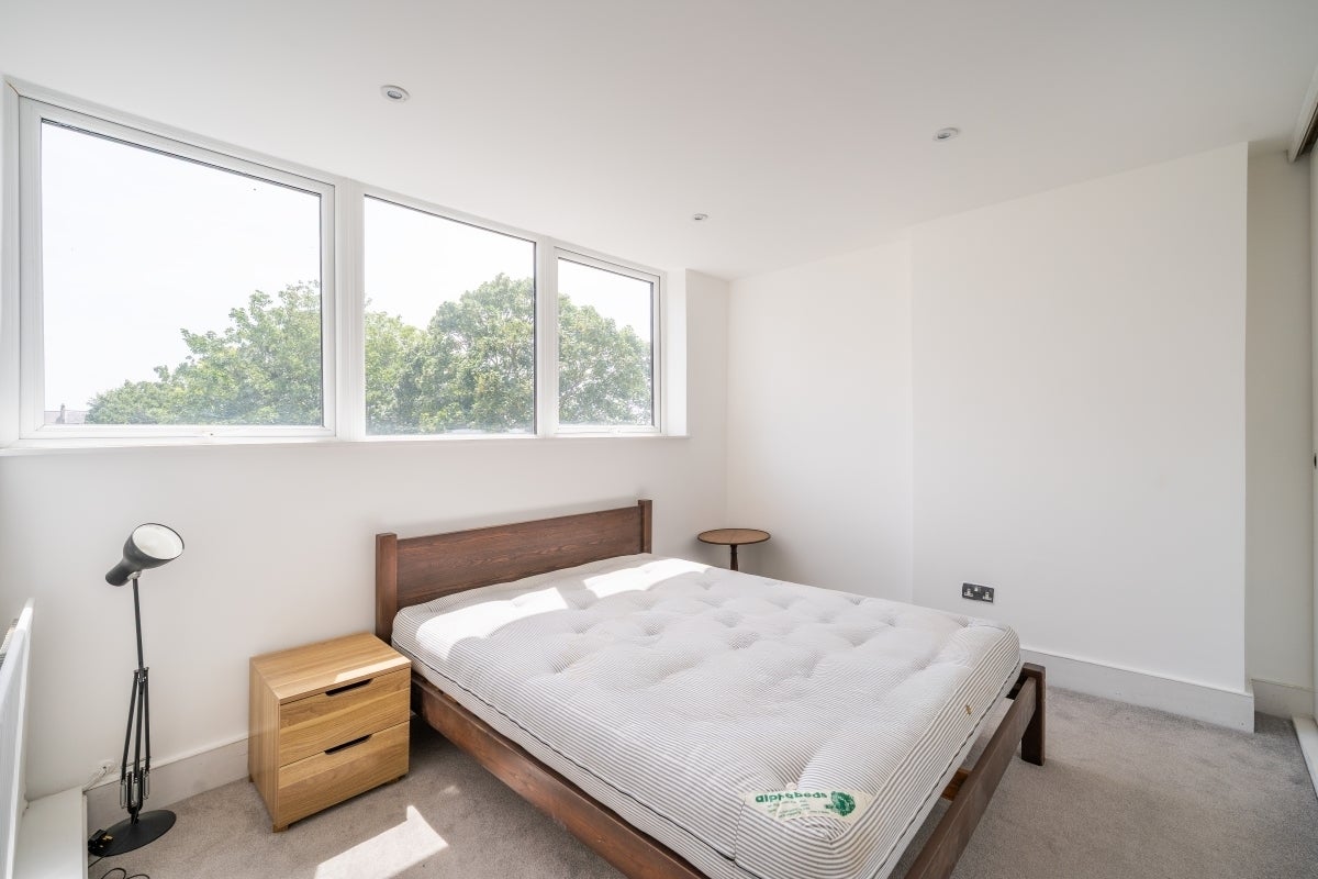 Flat Cologne Road in Greater London