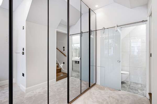 Flat Ifield Road in Greater London