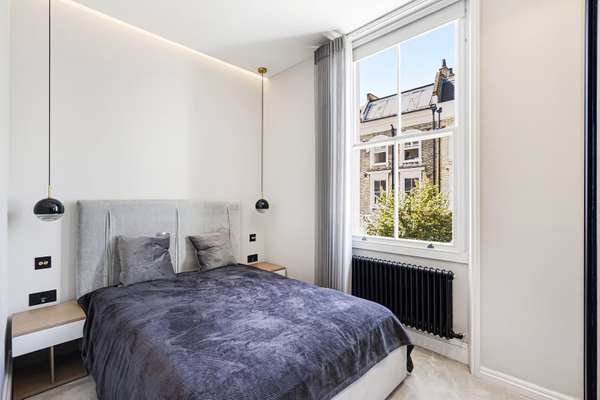 Flat Ifield Road in Greater London