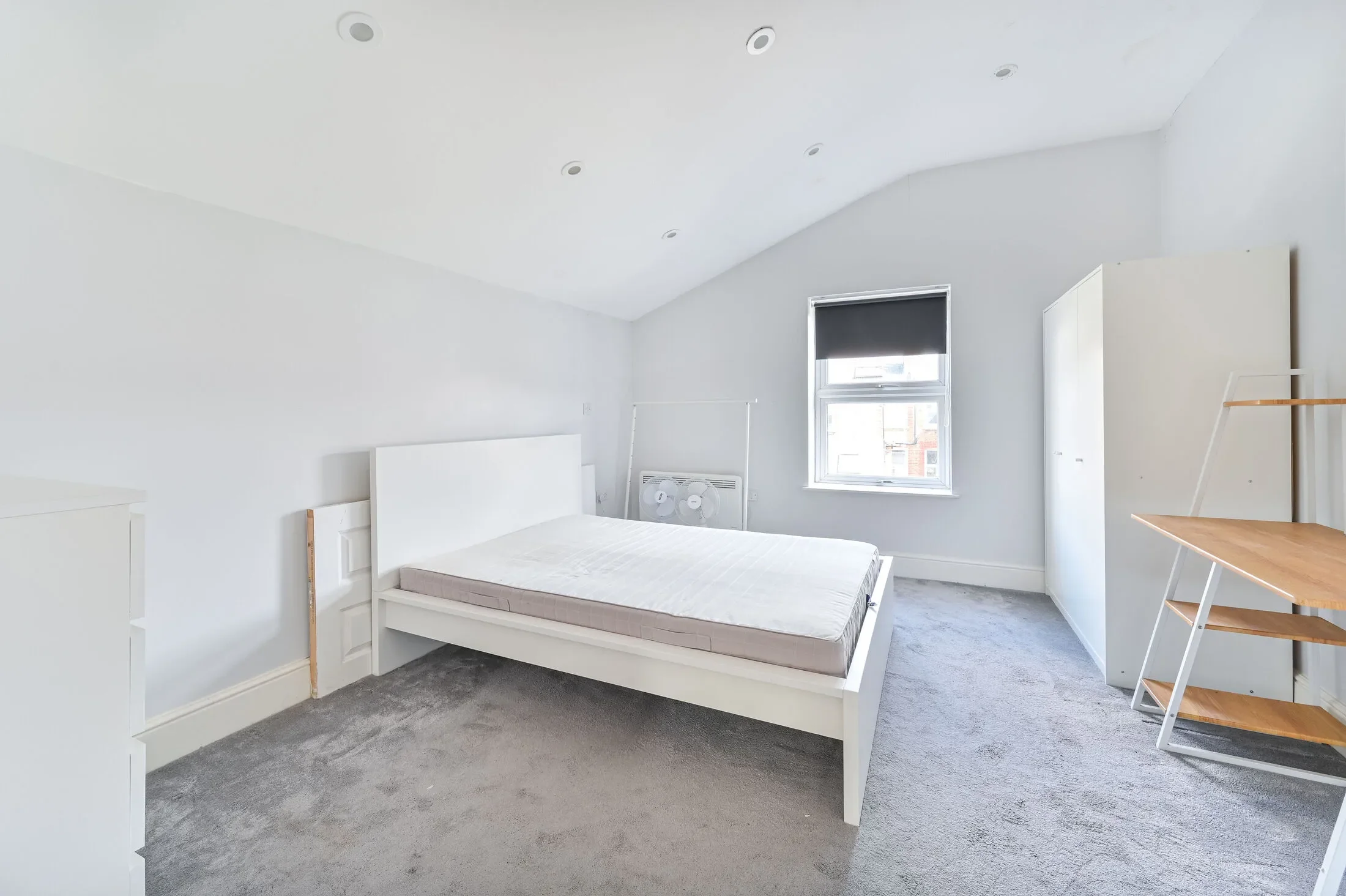 Flat Hoyle Road in Greater London