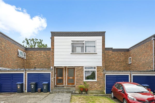 Flat Maplin Close in London
