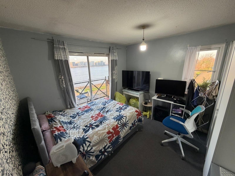 Room Princess Alice Way in Greater London
