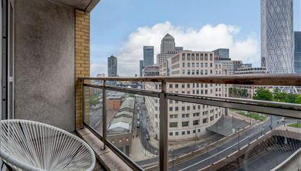 Flat Westferry Circus in Greater London