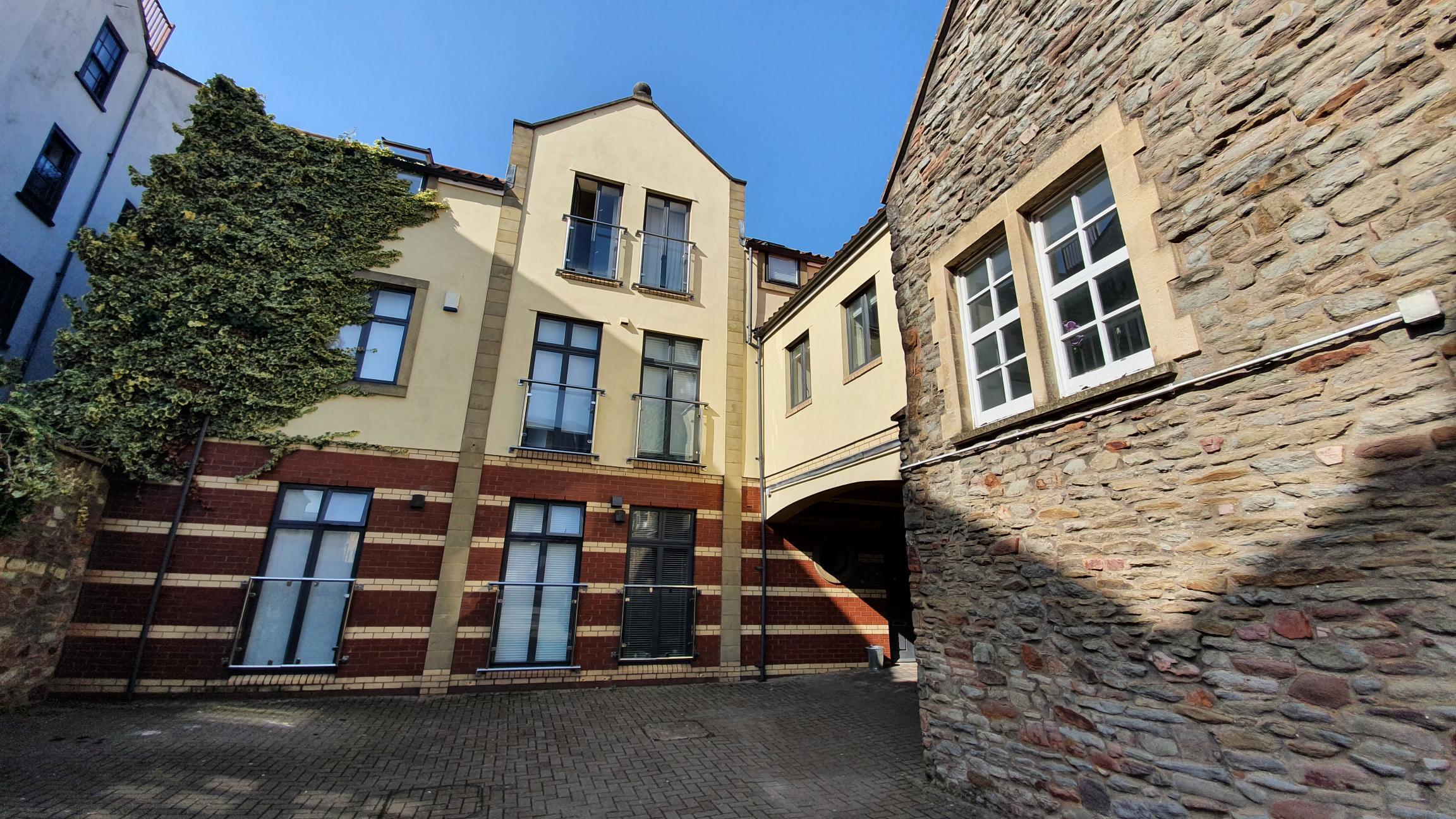 Flat Saint George's Court in Bristol