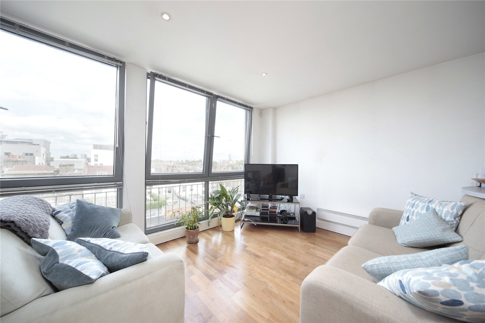 Flat Clapham High Street in Greater London