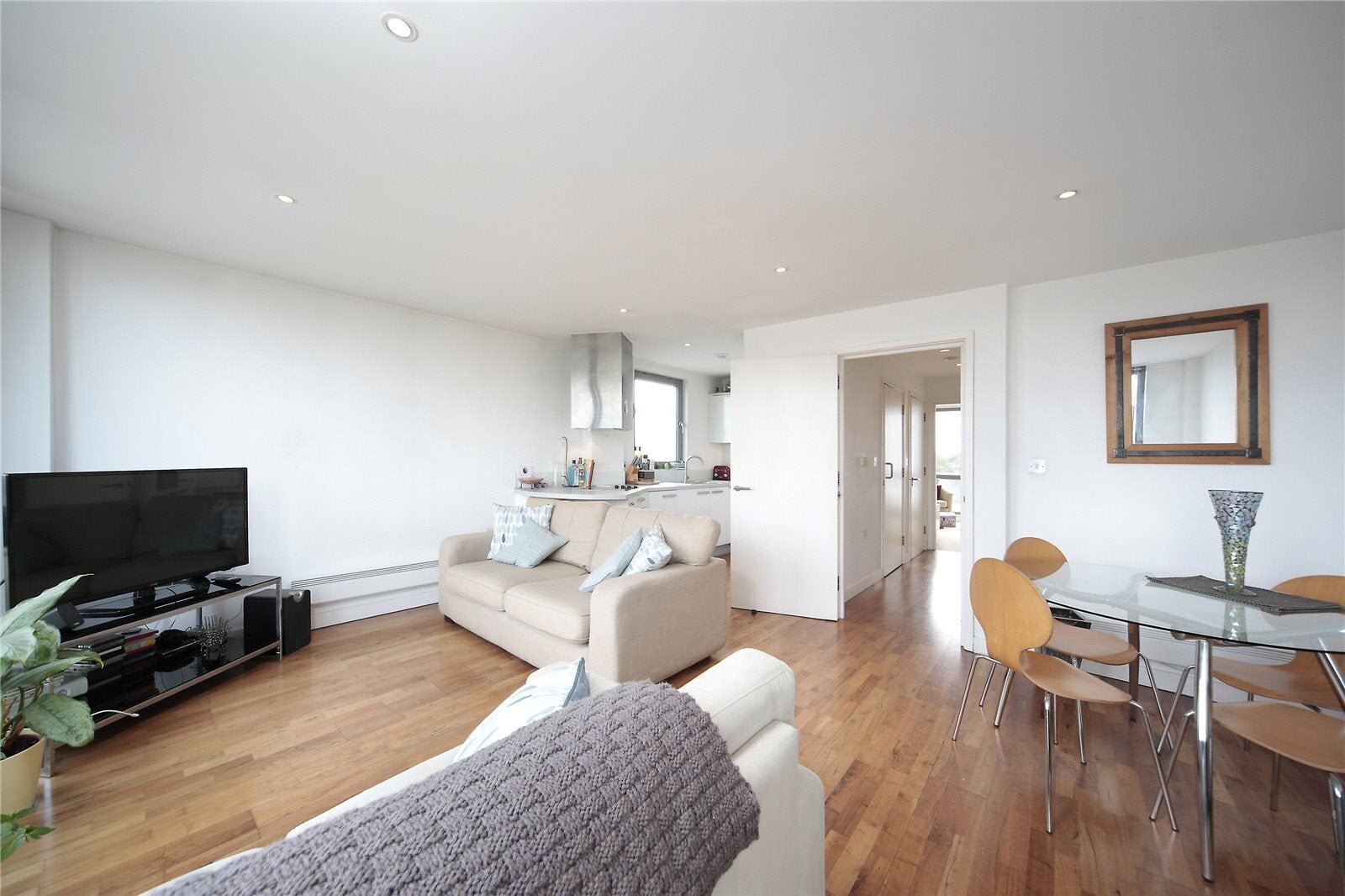 Flat Clapham High Street in Greater London