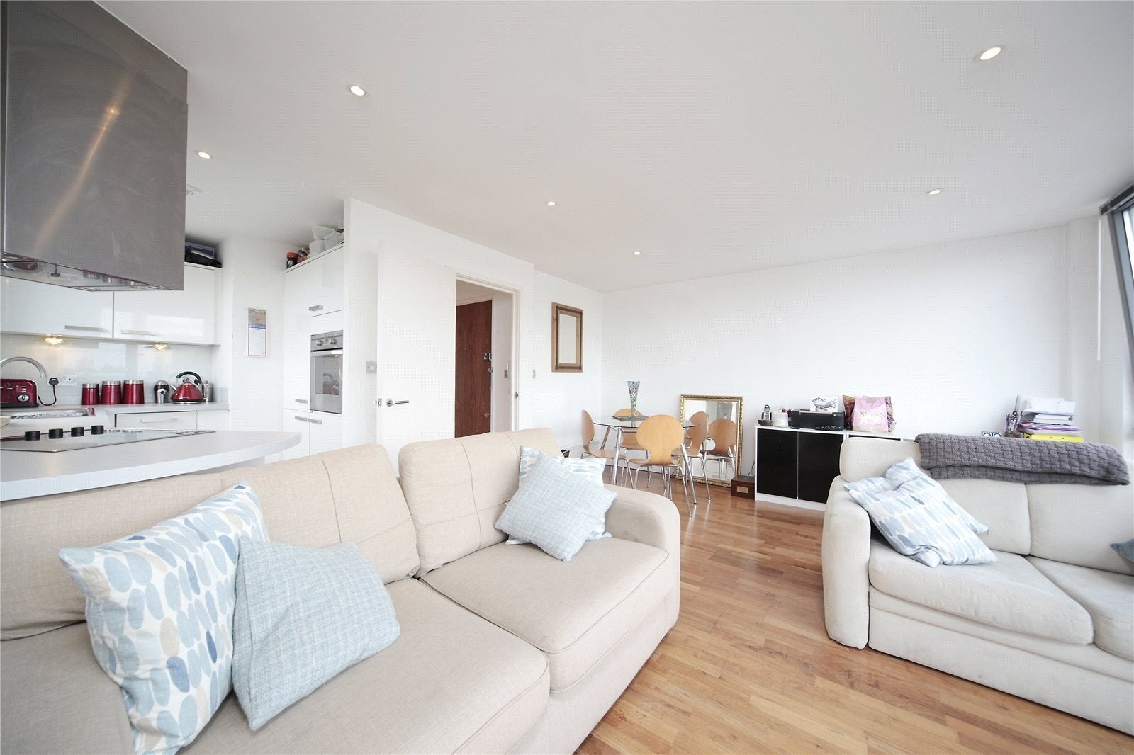 Flat Clapham High Street in Greater London
