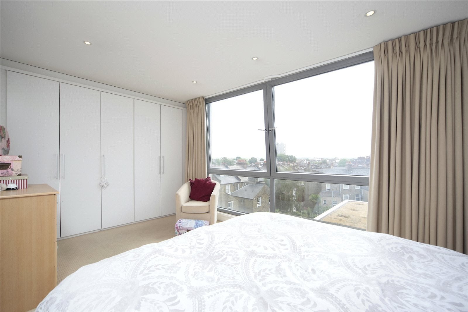 Flat Clapham High Street in Greater London
