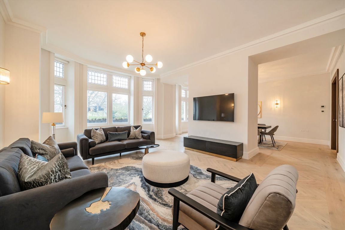 Flat Kensington High Street in Greater London