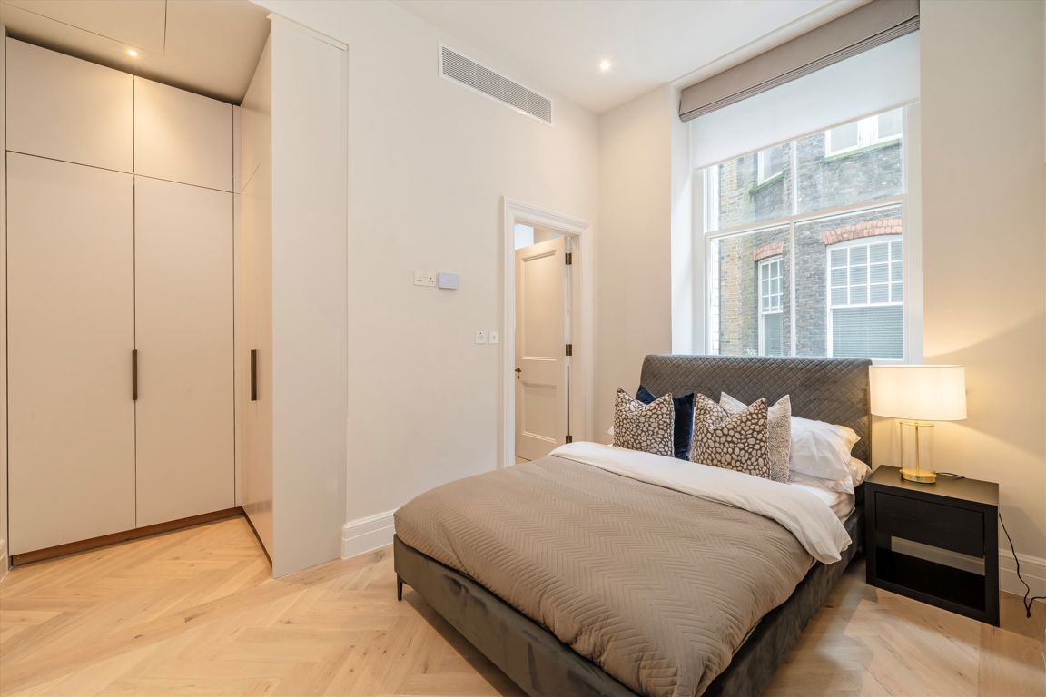 Flat Kensington High Street in Greater London