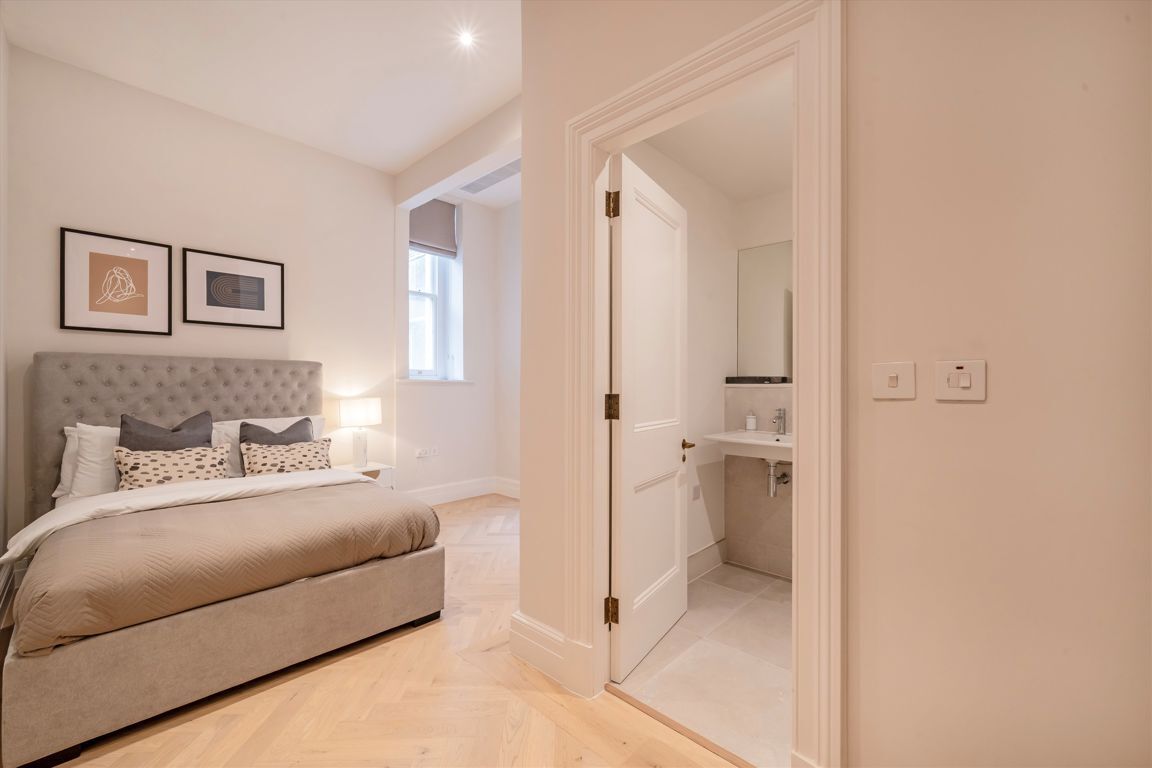 Flat Kensington High Street in Greater London