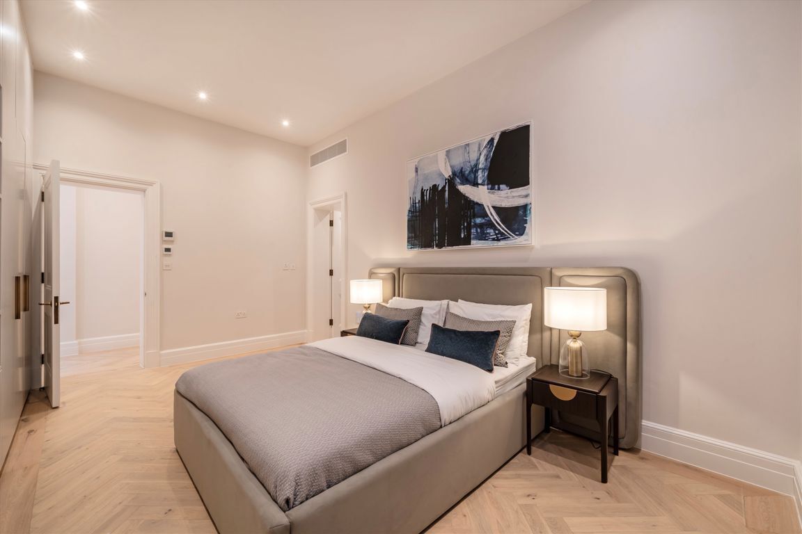 Flat Kensington High Street in Greater London