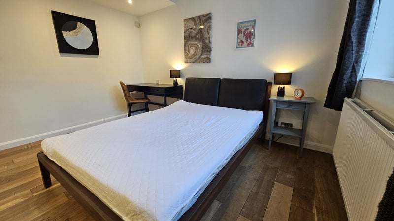 Flat Chesterford Gardens in Greater London
