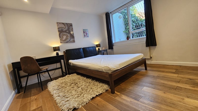 Flat Chesterford Gardens in Greater London
