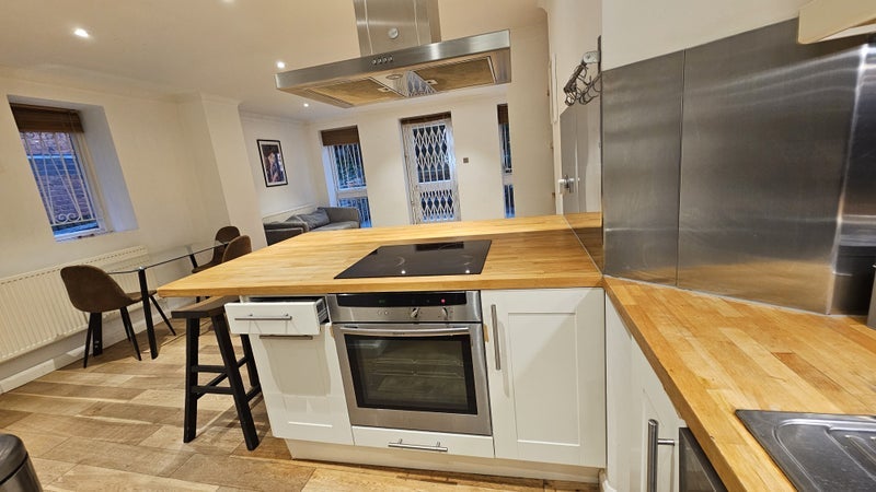 Flat Chesterford Gardens in Greater London