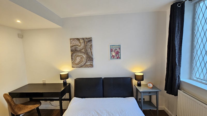 Flat Chesterford Gardens in Greater London