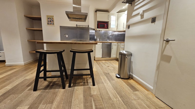 Flat Chesterford Gardens in Greater London