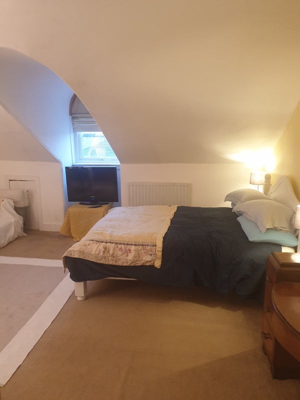Room Leven Street in Glasgow