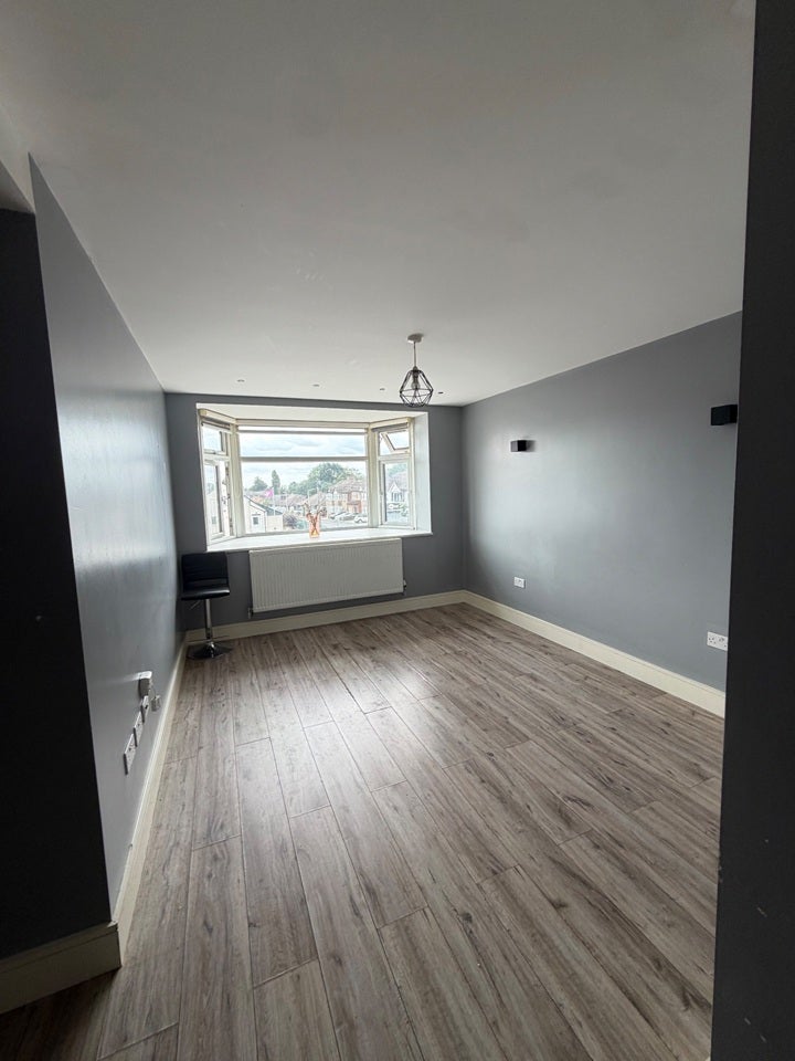 Flat Hornchurch Road in Greater London