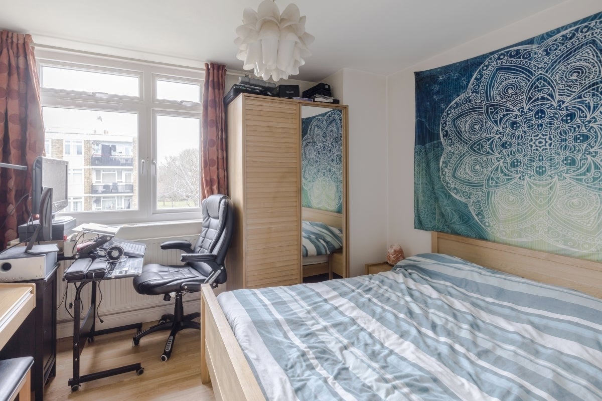 Flat Strathdon Drive in Greater London