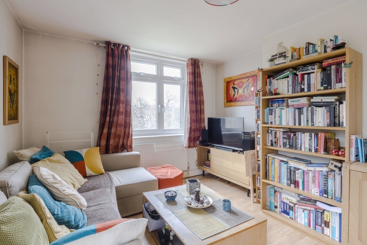 Flat Strathdon Drive in Greater London