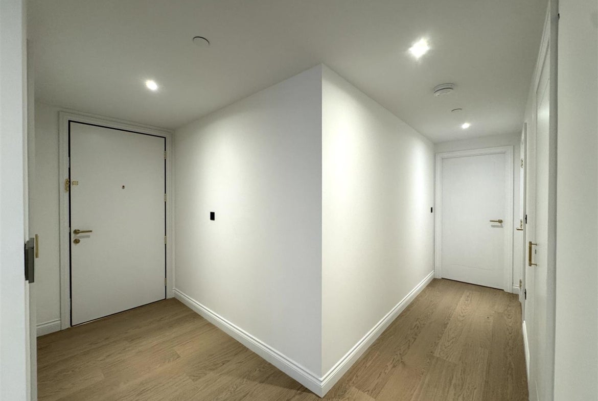Flat Potters Road in Greater London