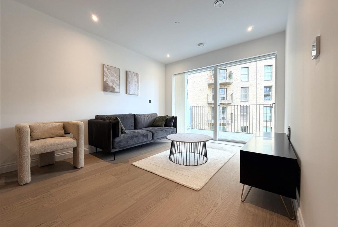 Flat Potters Road in Greater London