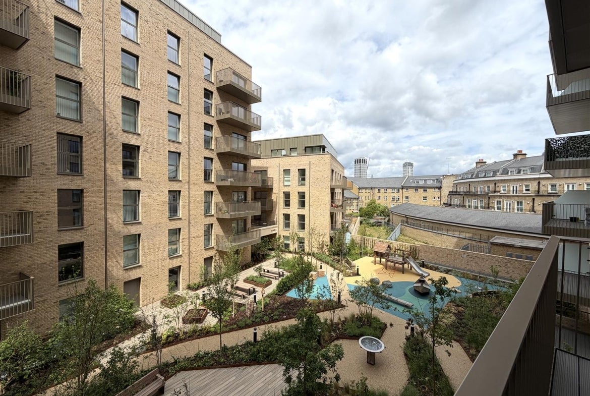 Flat Potters Road in Greater London